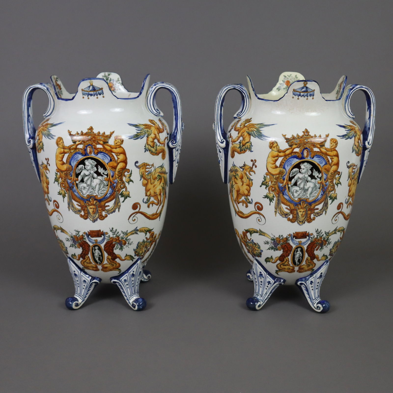 Vasenpaar im Renaissance-Stil - Faïencerie de Gien, Frankrei: Vasenpaar im Renaissance-Stil - Faïencerie de Gien, Frankreich, Ende 19. Jh., Fayence, weiß lasiert, polychrome Malerei, auf vier Füßen ovoider Körper mit seitlichen Henkeln u