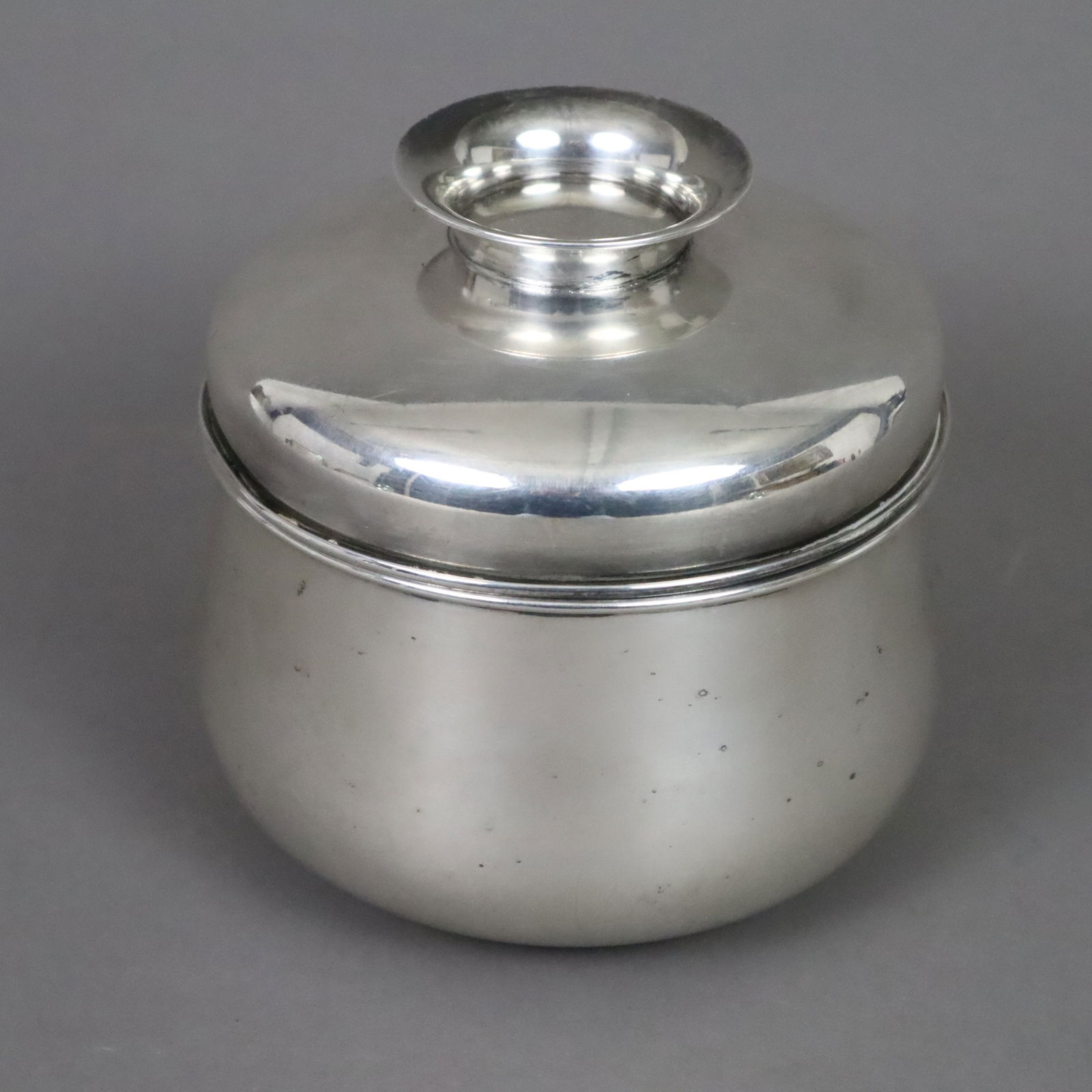 Wagenfeld-Gebäckdose - WMF Geislingen, Metall, versilbert, E: Wagenfeld-Gebäckdose - WMF Geislingen, Metall, versilbert, Entwurf: Wilhelm Wagenfeld 1951, glatter, bauchiger Korpus mit abgesetzter Schulter, Deckel mit trichterförmigem Knauf, Boden mit W