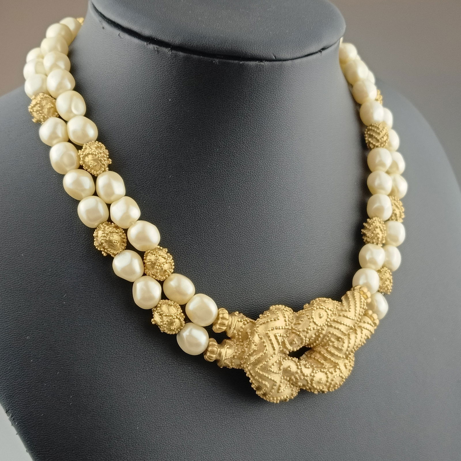 Vintage- Schmuckset - 2-tlg.: zweireihiges Collier & Paar Oh: Vintage- Schmuckset - 2-tlg.: zweireihiges Collier & Paar Ohrstecker aus der Franklin Mint „Etruscan-Collection“ entworfen 1988 von der renommierten Designerin Mary McFadden, Collier mit F