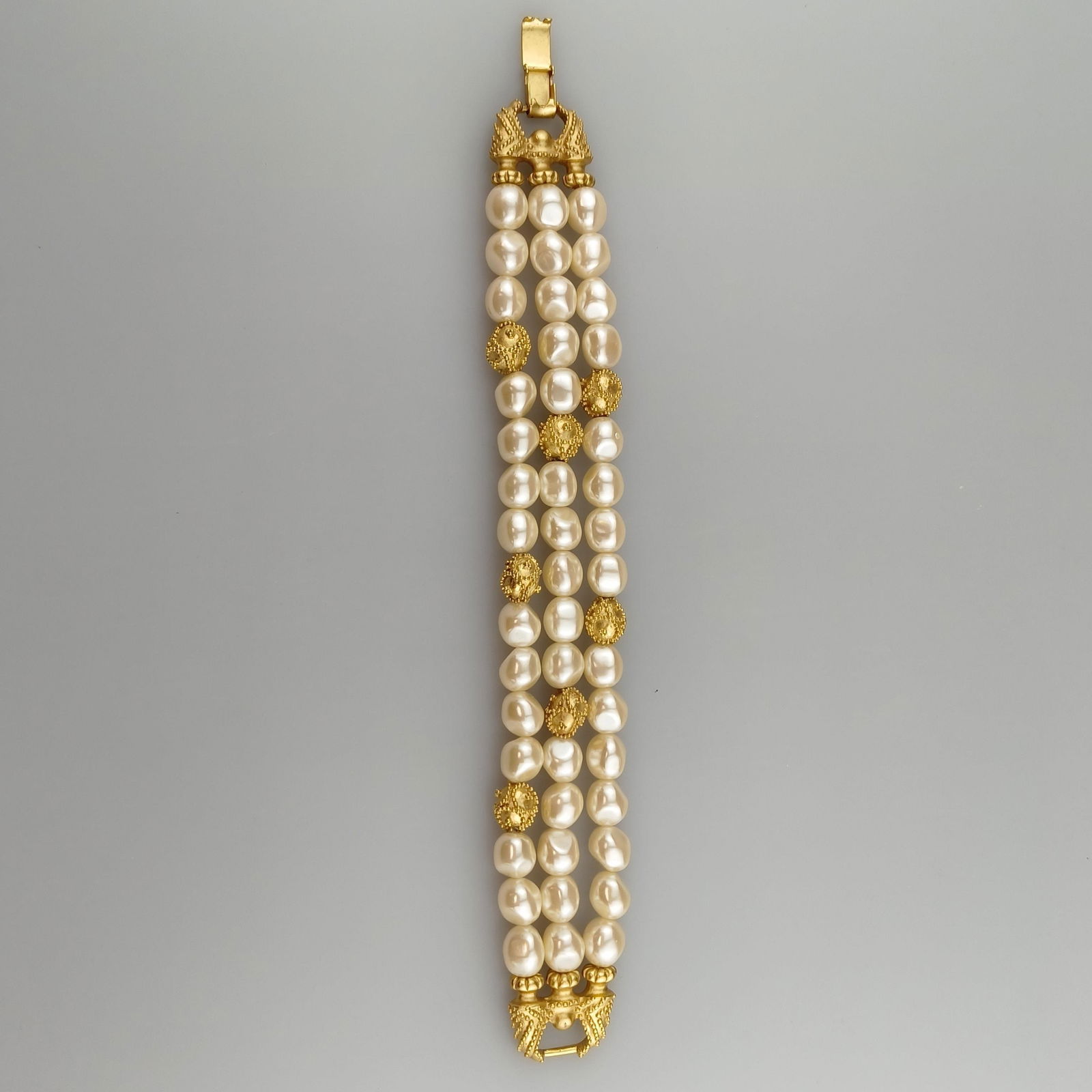 Vintage-Armband - zweireihiges Perlenarmband aus der Frankli: Vintage-Armband - zweireihiges Perlenarmband aus der Franklin Mint „Etruscan-Collection“ entworfen 1988 von der renommierten Designerin Mary McFadden, Faux-Barockperlen und vergoldete Zwis