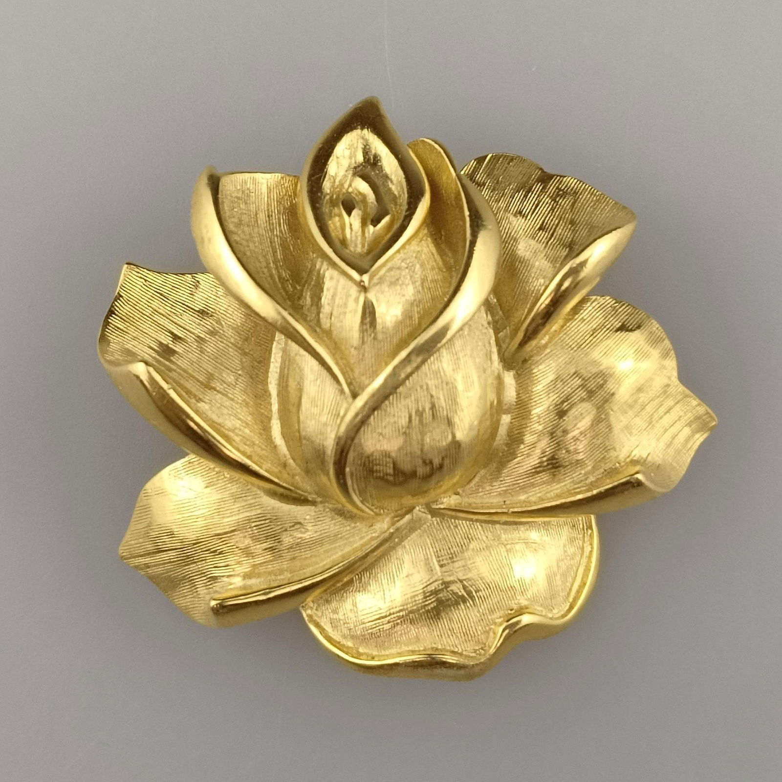 Vintage-Rosenbrosche - Trifari / USA, Metall vergoldet, voll: Vintage-Rosenbrosche - Trifari / USA, Metall vergoldet, vollrunde geöffnete Rosenblüte, teils satiniert, verso gemarkt „TRIFARI TM“, 1980-90er Jahre, Dm. ca. 4,5 cm, Gesamtgewich