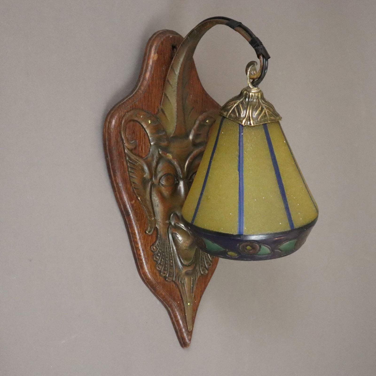 Jugendstil-Wandlampe - Glockenschirm aus gefrostetem gelbem: Jugendstil-Wandlampe - Glockenschirm aus gefrostetem gelbem Glas mit blauen Streifen, der blaue Rand abgeknickt, umlaufend mit stilisierten farbigen Floralmotiven, Höhe mit Aufhängung 15 cm,