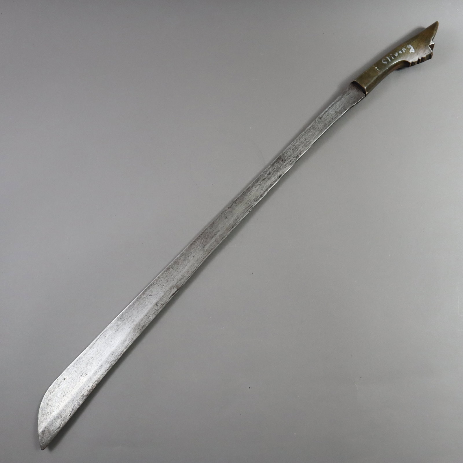 Klewang „Co Jang“ - Indonesien, Sumatra, Aceh, nach 1900, ei: Klewang „Co Jang“ - Indonesien, Sumatra, Aceh, nach 1900, einschneidige Klinge, geschnitzter Horngriff sog. „hulu tapa guda” (übers. “Griff geformt wie ein Pferdehuf