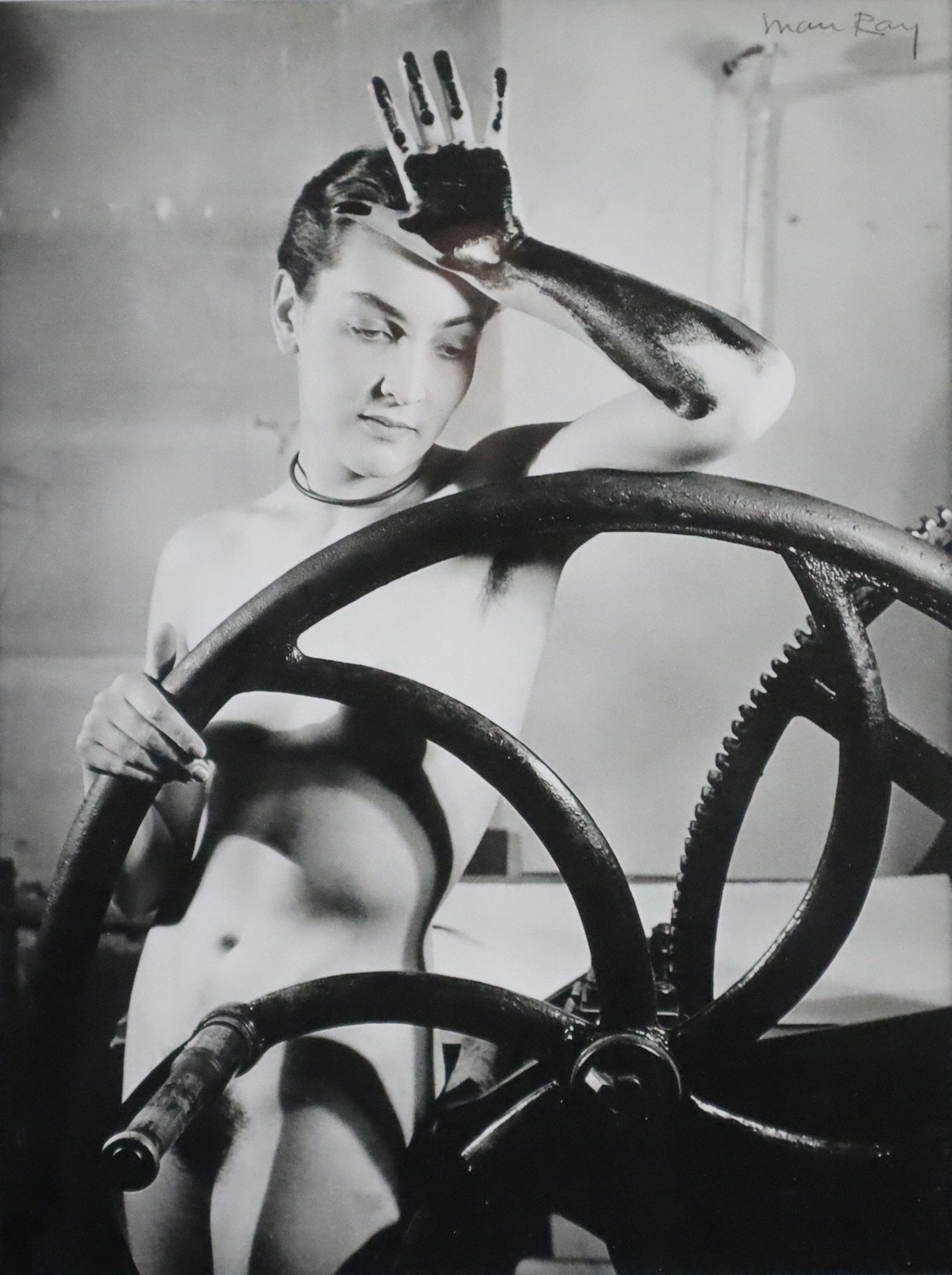 Man Ray (1890 Philadelphia -1976 Paris) - "Erotique Voilée": Man Ray (1890 Philadelphia -1976 Paris) - "Erotique Voilée" (1931), Offsetdruck, im Druck signiert, Sichtmaße ca. 32 x 24,5cm, mit Passepartout unter Glas gerahmt, Gesamtmaße ca. 47,5 x