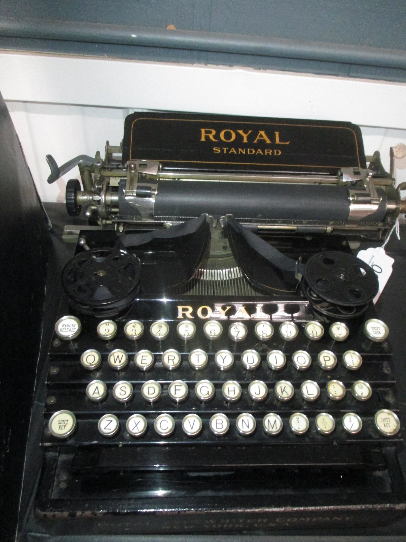 1908 ROYAL NO 1 TYPEWRITER: 1908 ROYAL NO 1 TYPEWRITER FLATBED BLACK CLASSIC, 20 LBS, 15 X 16 X 8