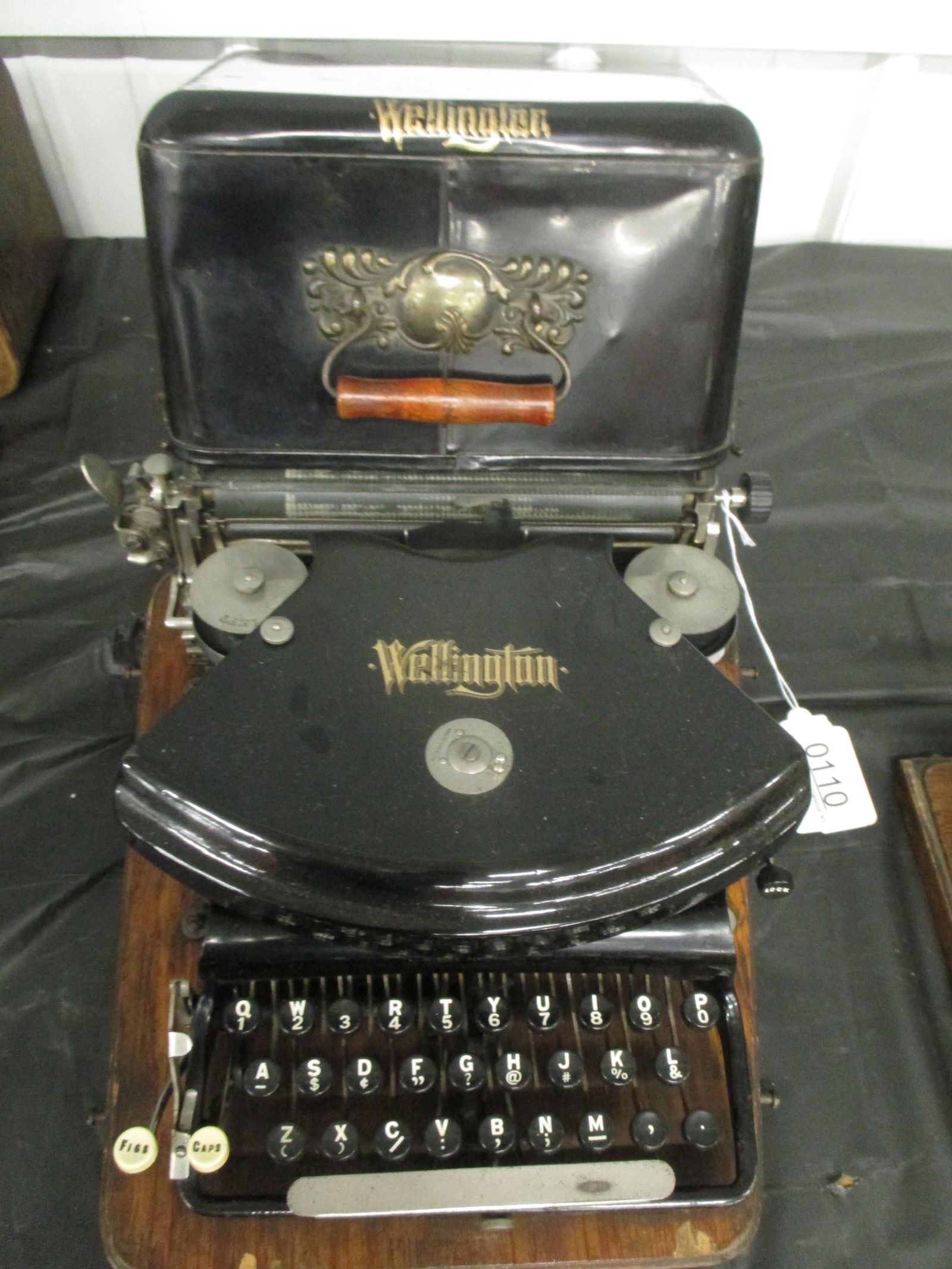 WELLINGTON TYPEWRITER SCHREIBMASCHINE ANTIQUE (1 of 6)