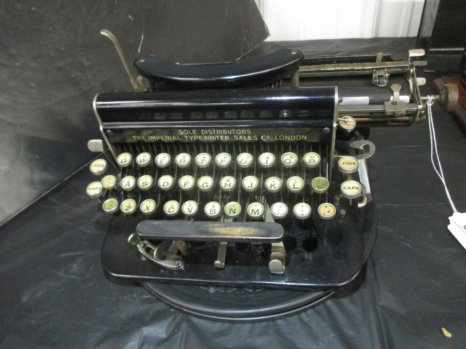 COLLECTIBLE IMPERIAL D TYPEWRITER (1 of 7)