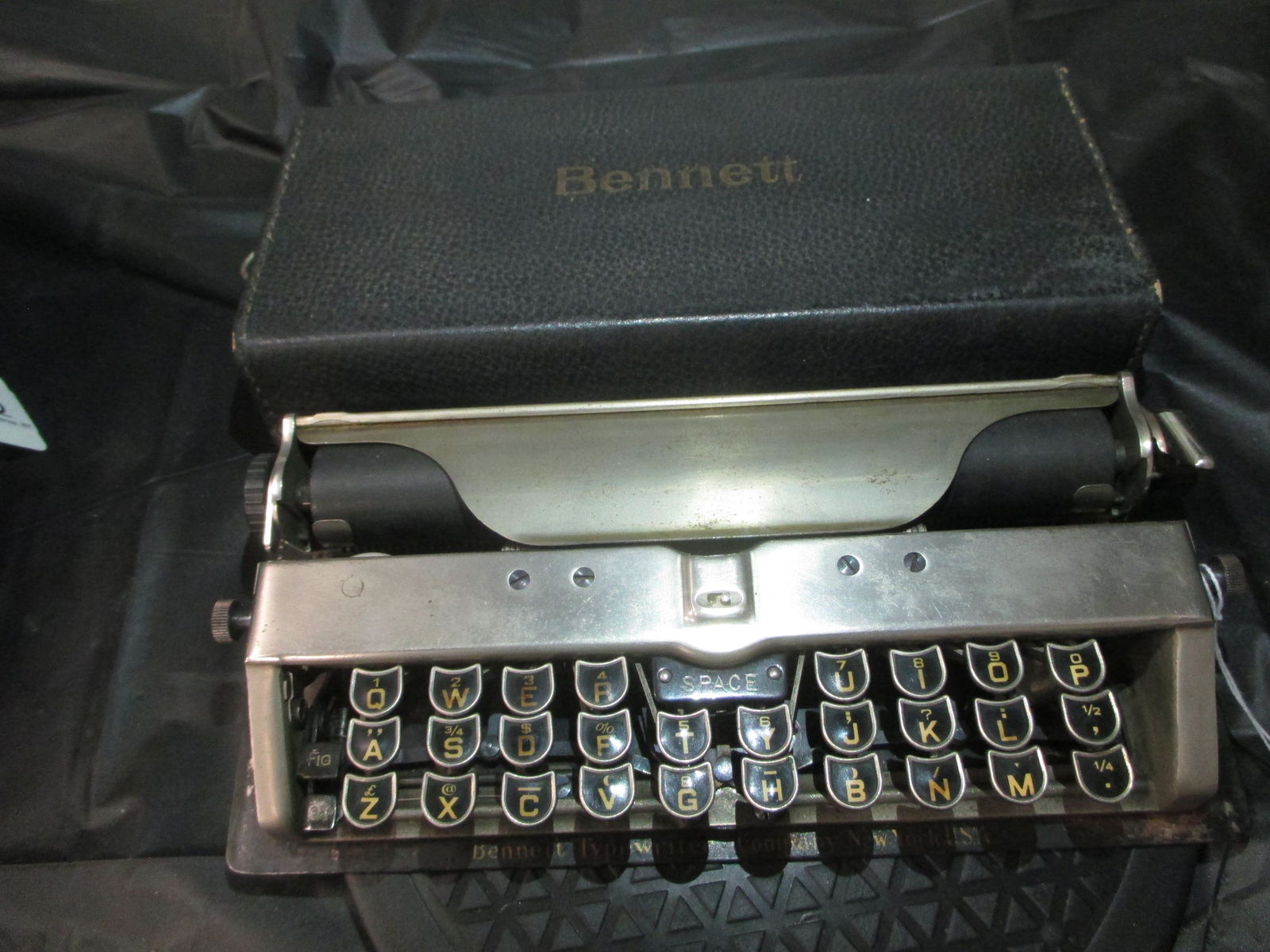 ANTIQUE BENNETT PORTABLE TYPEWRITER (1 of 6)