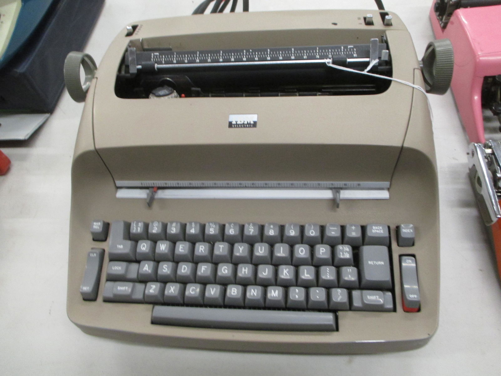 IBM SELECTRIC ELECTRIC TYPEWRITER (MODEL #71) (1 of 4)
