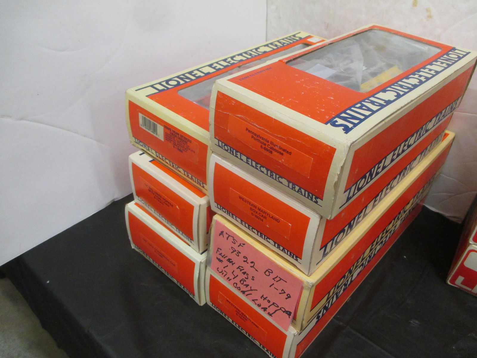 7 LIONEL TRAIN CARS (1 of 3)