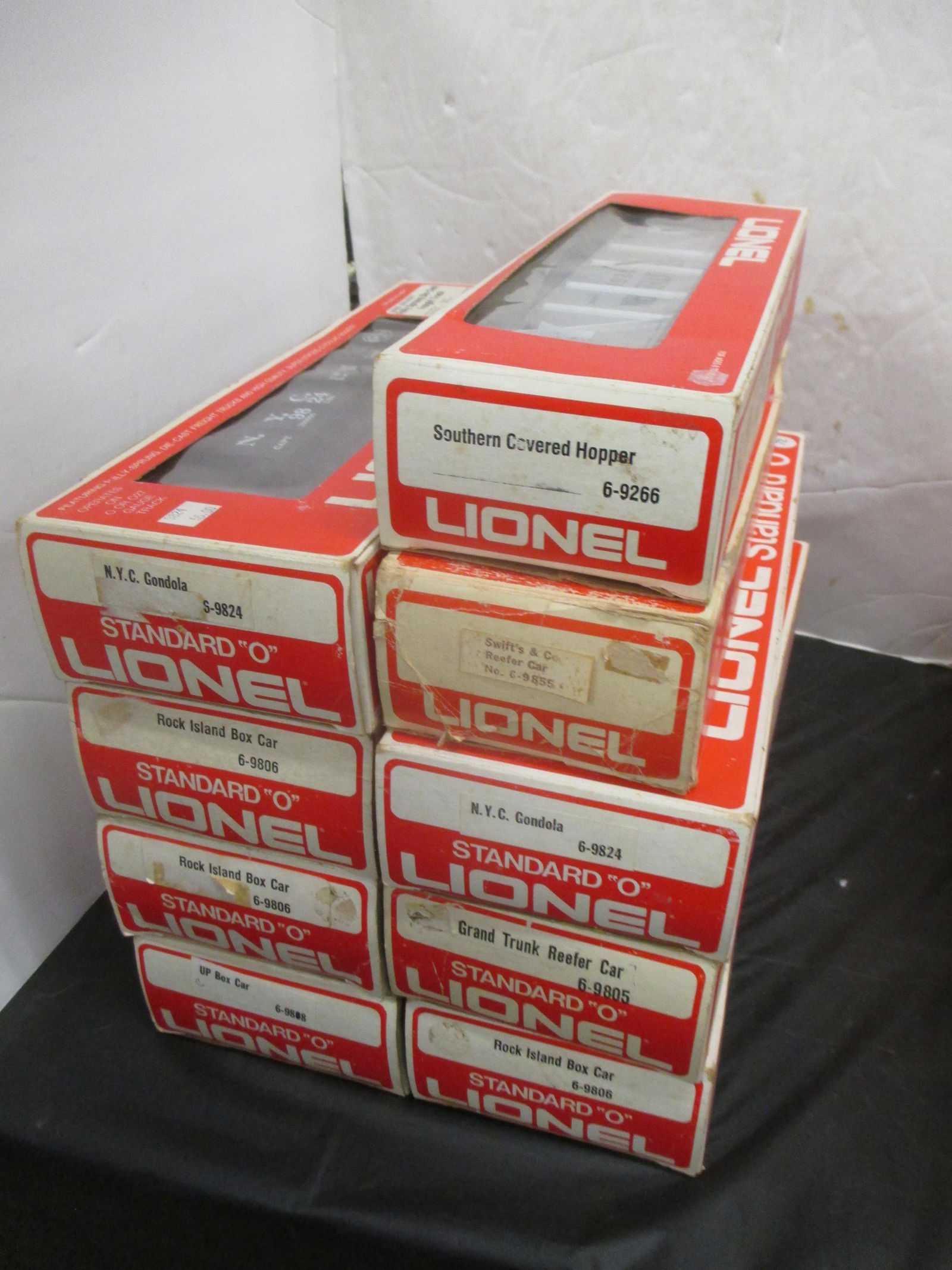 9 LIONEL TRAIN CARS (1 of 3)