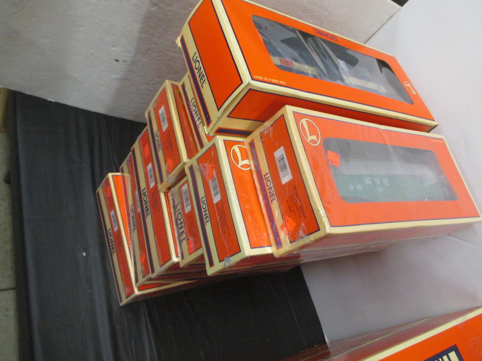 9 LIONEL TRAIN CARS (1 of 4)