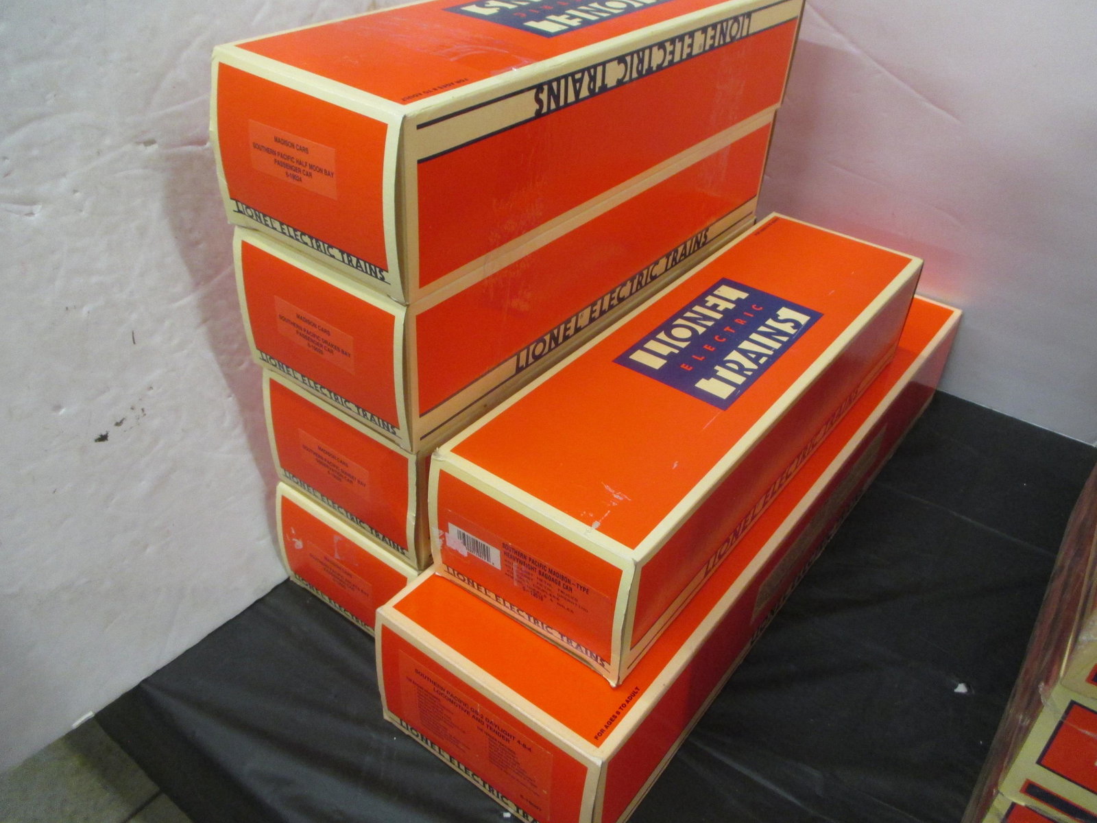 6 LIONEL TRAIN CARS (1 of 2)