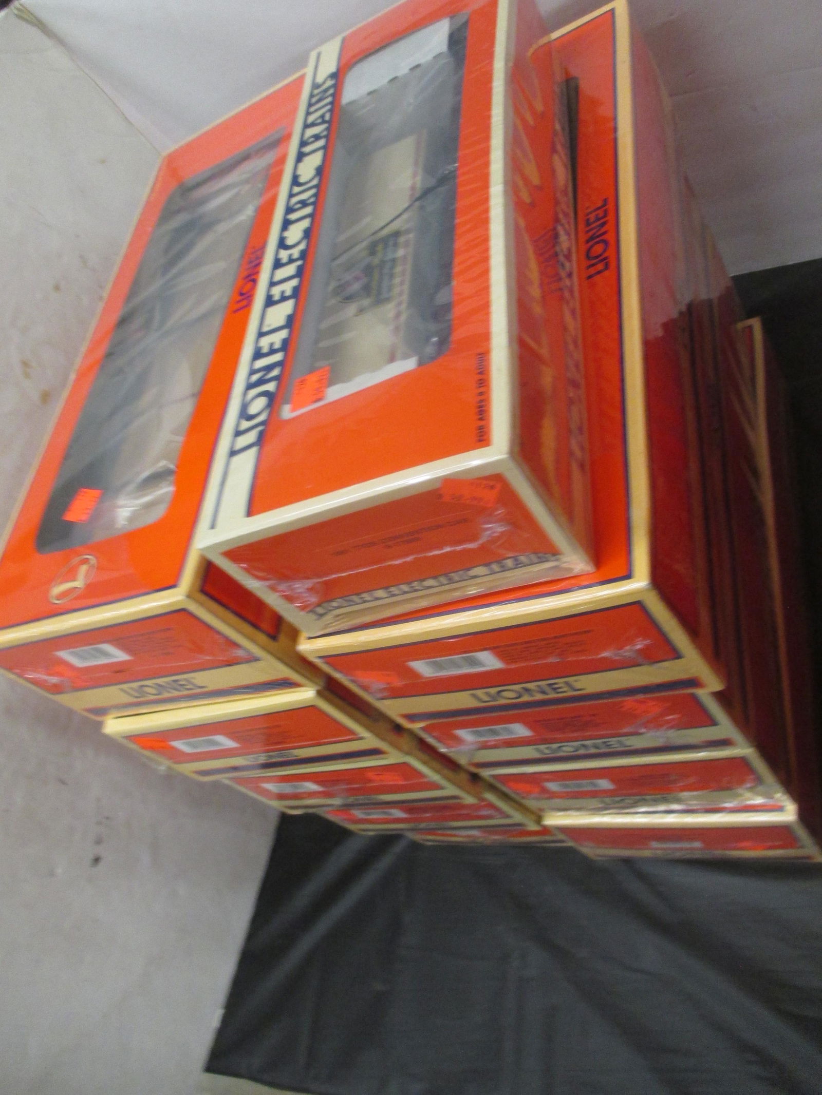 10 LIONEL TRAIN CARS NEW IN BOXES (1 of 3)
