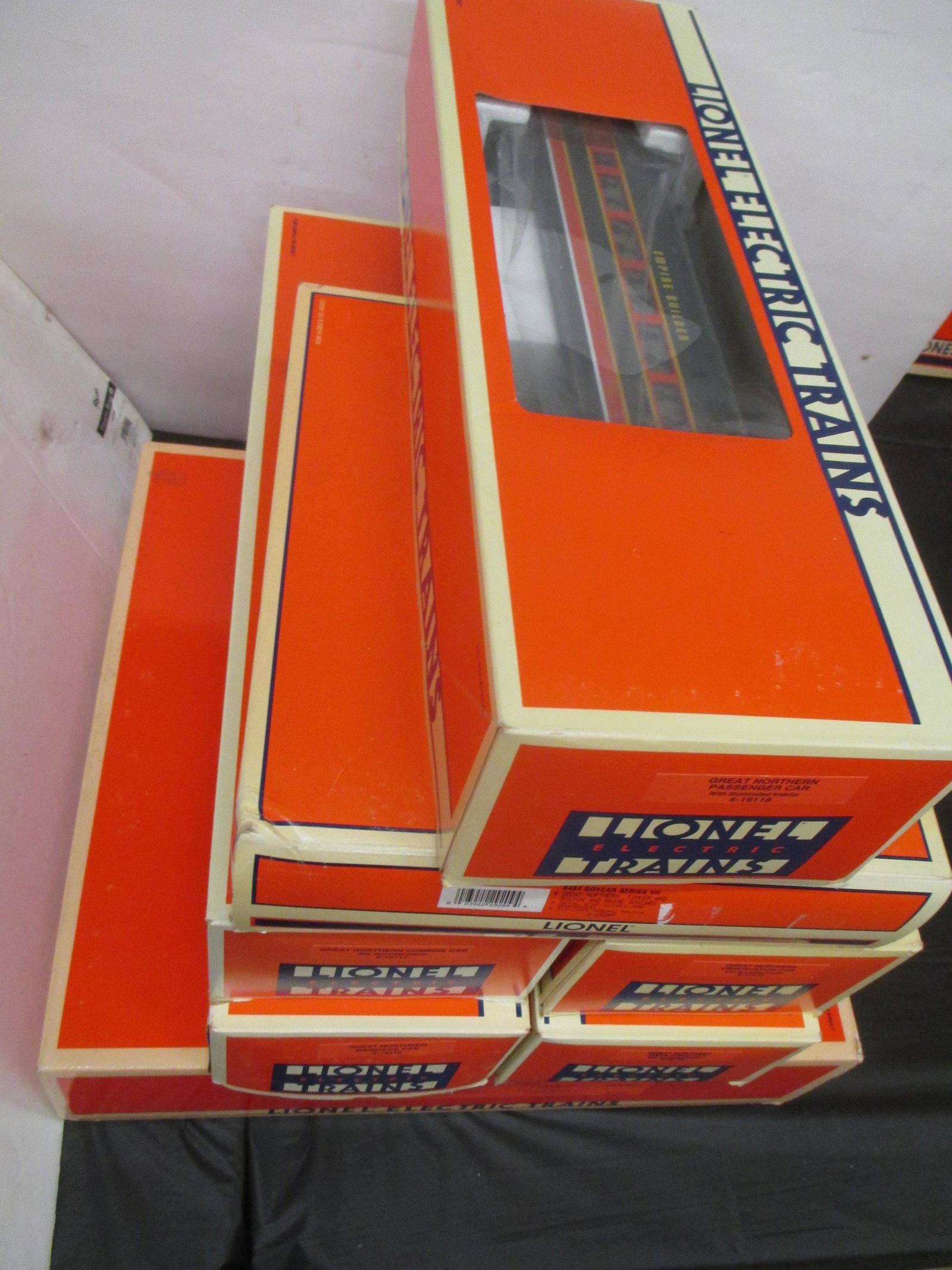 LIONEL GREAT NORTHERN TRAINS: LIONEL GREAT NORTHERN F3 DIESELS 6-11724, AND 6 GREAT NORTHERN LIONEL CARS