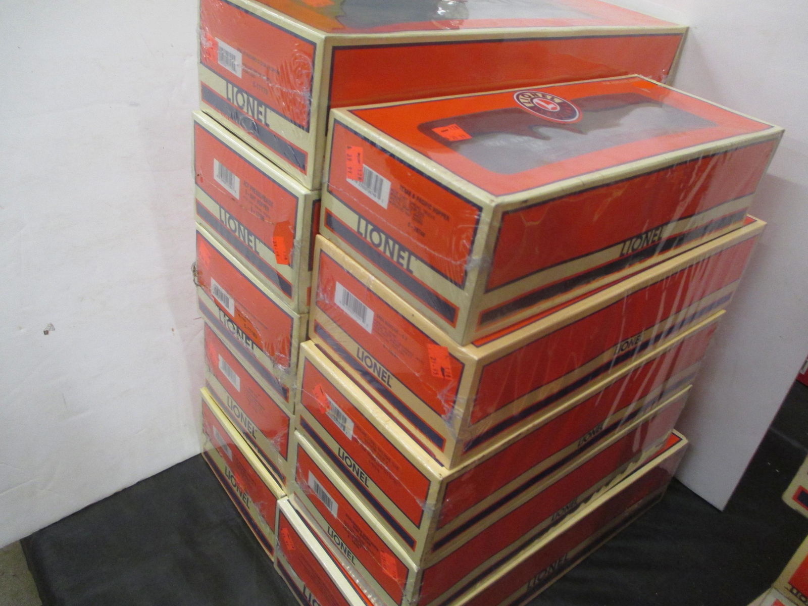 10 LIONEL TRAIN CARS (1 of 3)