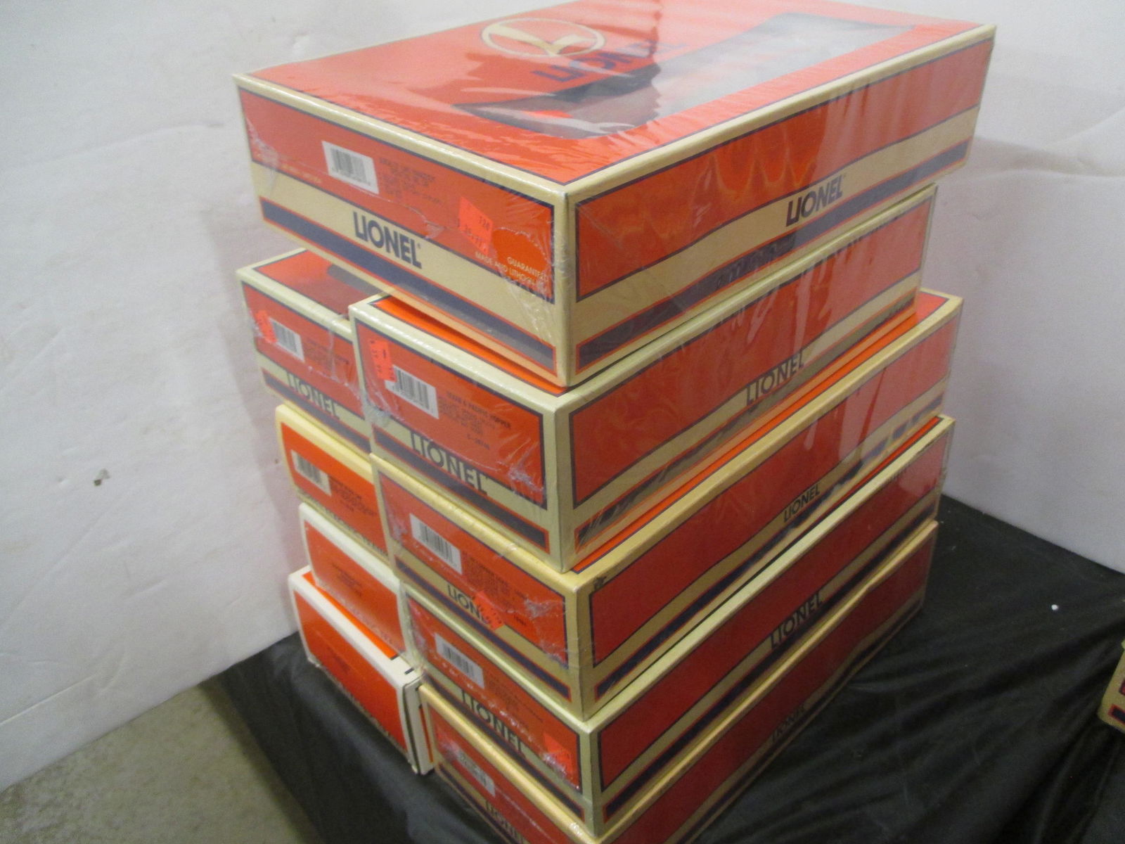 9 LIONEL TRAIN CARS (1 of 3)