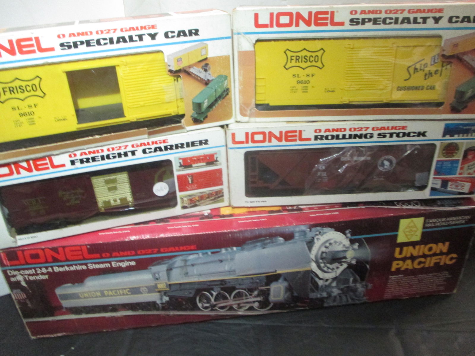 LIONEL BERKSHIRE STEAM ENGINE AND TENDER AND 4 TRAIN (1 of 2)