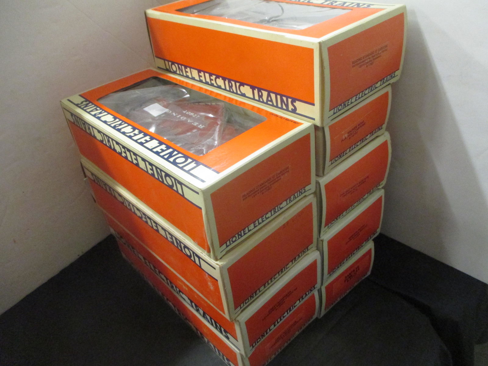 9 LIONEL TRAIN CARS (1 of 2)