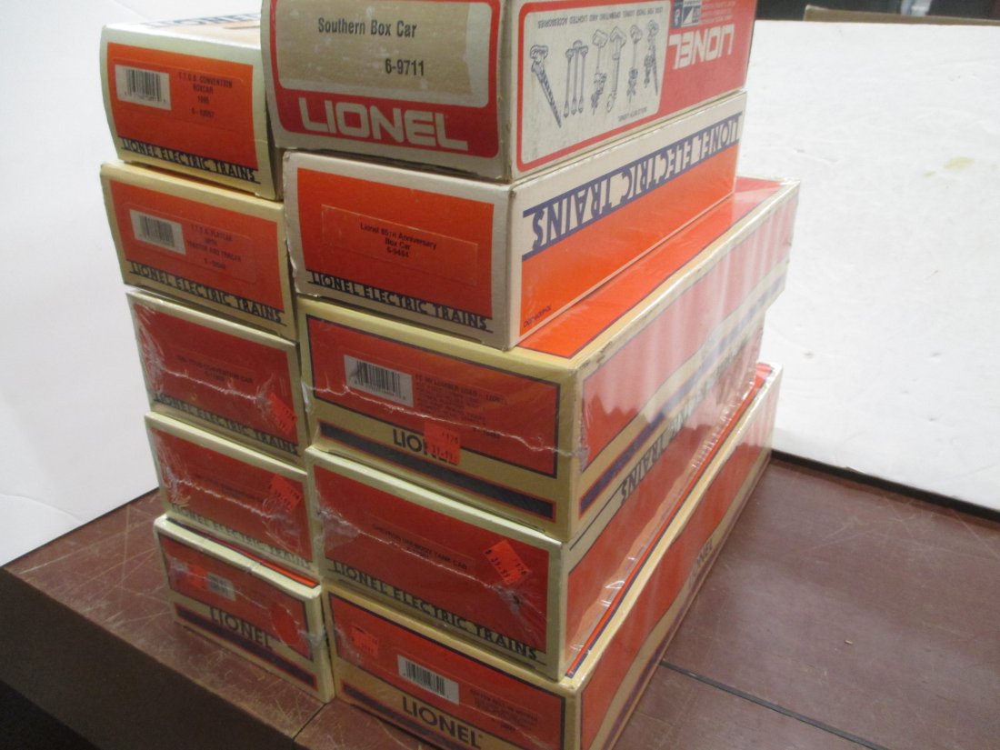 10 LIONEL TRAIN CARS (1 of 3)