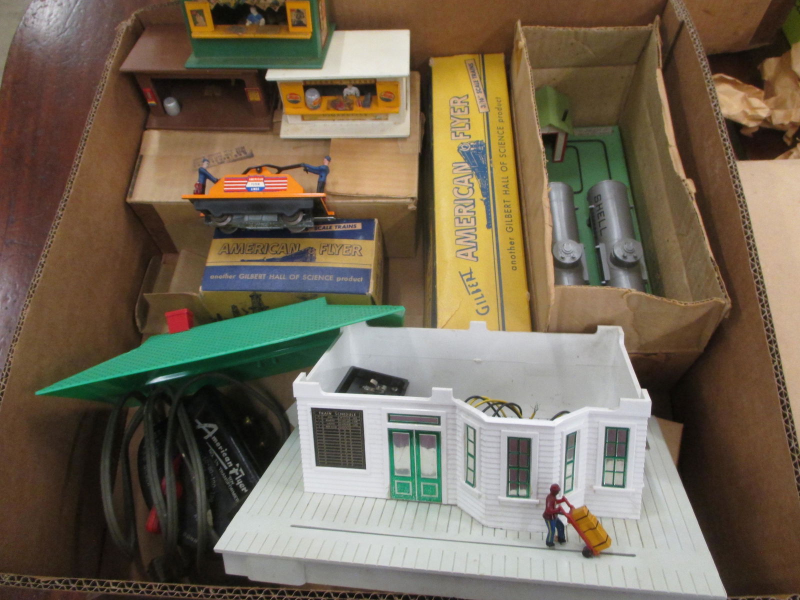 AMERICAN FLYER TRAIN ACCESSORIES (1 of 1)