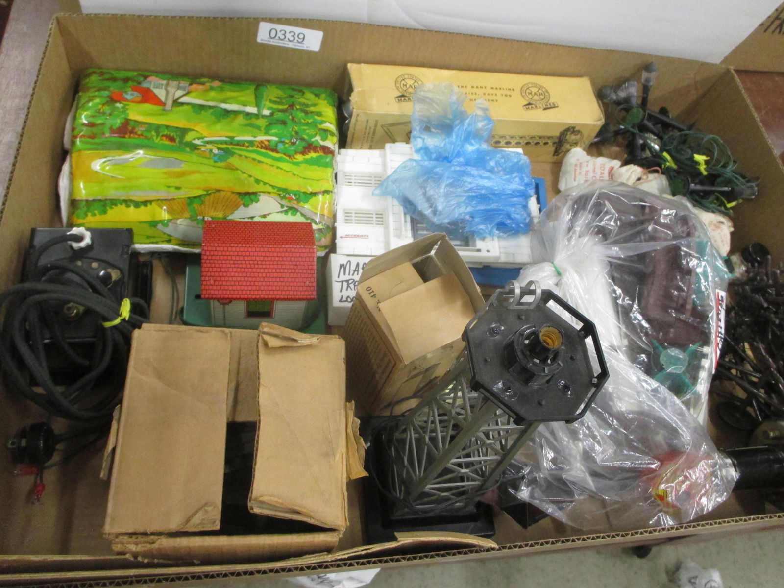 BOX LOT OF TRAIN ACCESSORIES INCL LIONEL AND MARX (1 of 2)