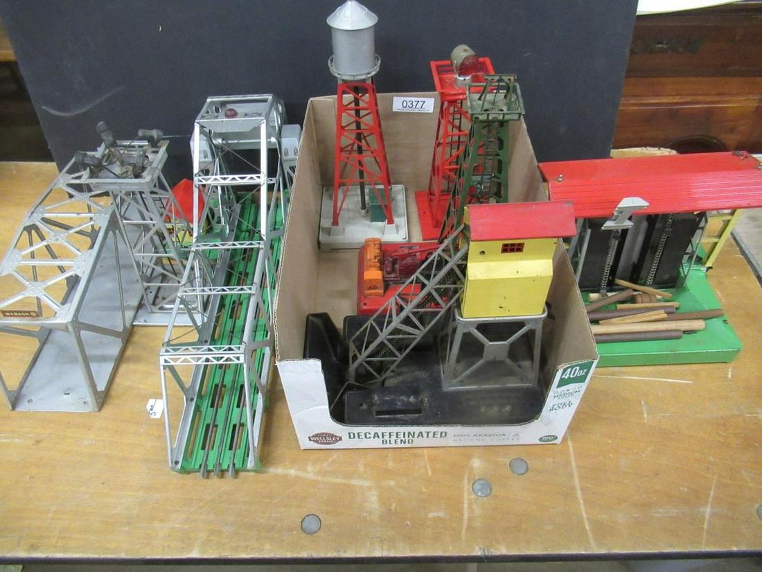 GROUP OF LIONEL TRAIN LAYOUT ACCESSORIES: GROUP OF LIONEL TRAIN LAYOUT ACCESSORIES INCLUDING OIL DERRICK #455 AND LIFT BRIDGE