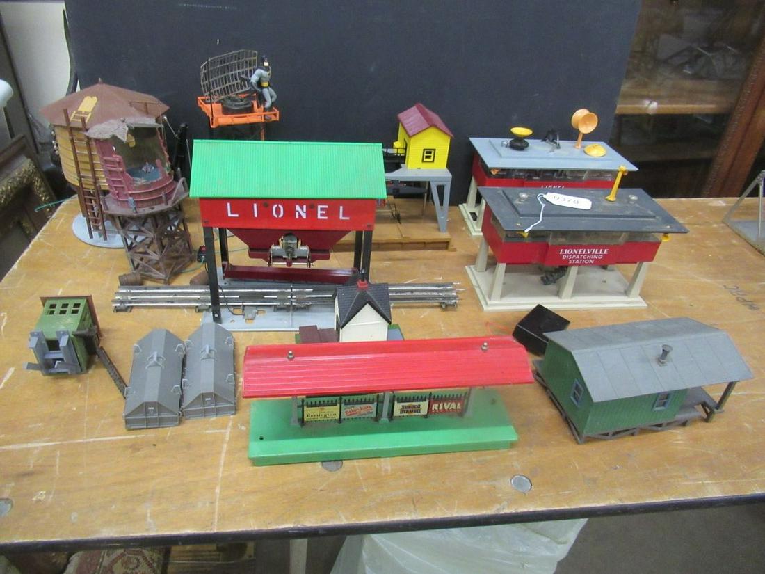 GROUP OF LIONEL TRAIN LAYOUT ACCESSORIES: GROUP OF LIONEL TRAIN LAYOUT ACCESSORIES INCLUDING WATER TOWER AND HELIPORT