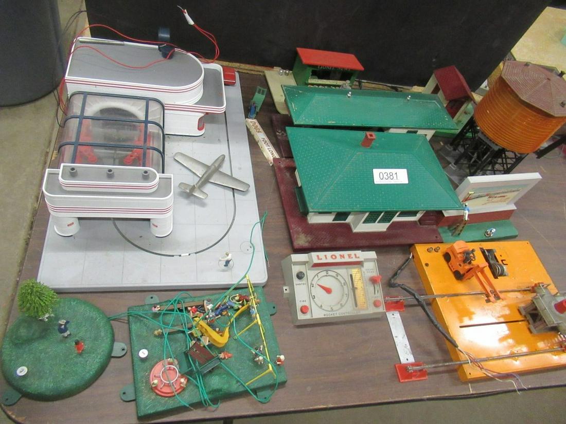 GROUP OF LIONEL TRAIN LAYOUT ACCESSORIES: GROUP OF LIONEL TRAIN LAYOUT ACCESSORIES INCLUDING NEWSSTAND AND BILLBOARD