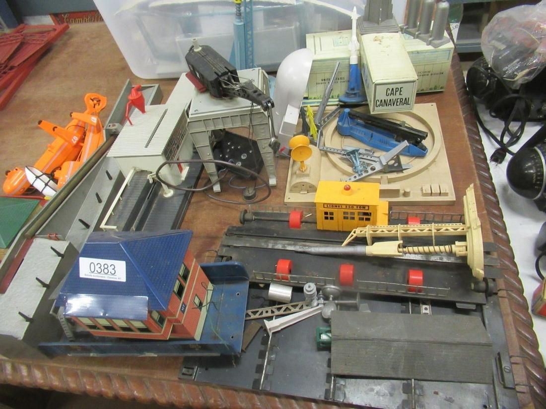 TABLE LOT OF LIONEL TRAIN LAYOUT ACCESSORIES: TABLE LOT OF LIONEL TRAIN LAYOUT ACCESSORIES INCLUDING UNITED STATE GUIDED MISSLE CENTER