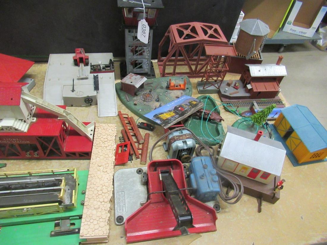 GROUP OF LIONEL TRAIN LAYOUT ACCESSORIES: GROUP OF LIONEL TRAIN LAYOUT ACCESSORIES INCLUDING LIONEL ICING STATION