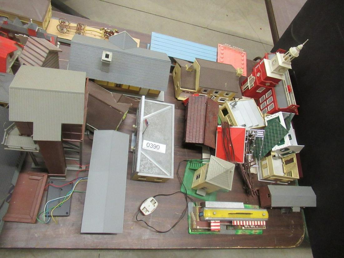 TABLE LOT OF PLASTICVILLE TRAIN ACCESSORIES: TABLE LOT OF PLASTICVILLE TRAIN LAYOUT ACCESSORIES, MANY BUILDING INCLUDING POST OFFICE AND INDEPENDENCE HALL