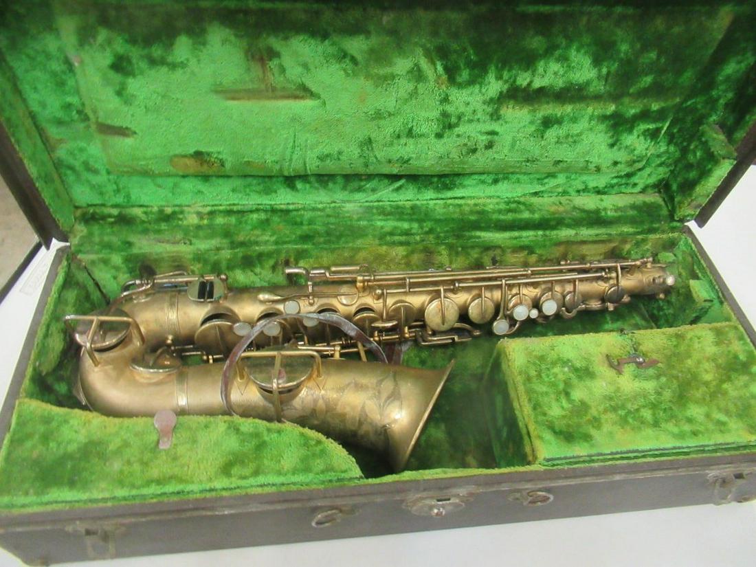 BUESCHER SAXOPHONE ELKHART INDIANA IN CASE: BUESCHER SAXOPHONE ELKHART INDIANA IN CASE