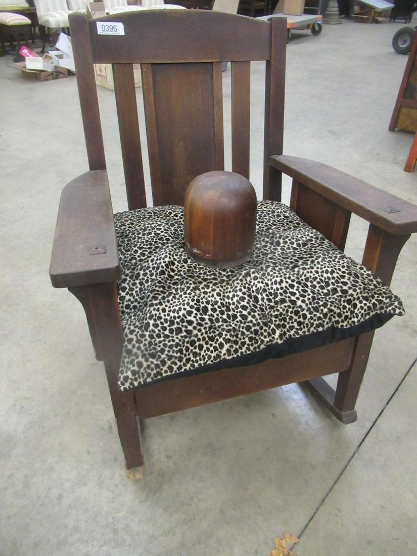 ARTS AND CRAFTS MISSION ROCKER: ARTS AND CRAFTS MISSION ROCKER APPROX. ARM TO ARM 28", 19" SEAT BACK TO FRONT, AND 36" HIGH, WITH WOODEN HAT LOCK