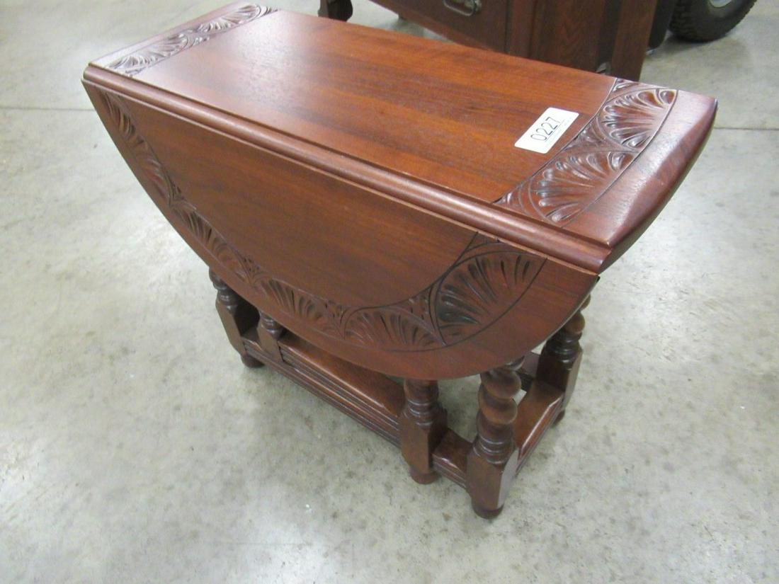 Kittinger Low Gate Leg Side Table: Kittinger Low Gate Leg Side Table w/ Shell Border Carving, Approx. 19" h x 23.5" w x 10" Closed, 26.5" open