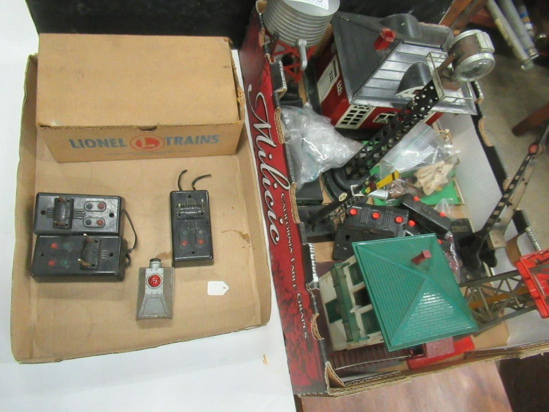 Lionel Accessories incl. Lionelville Station (1 of 3)