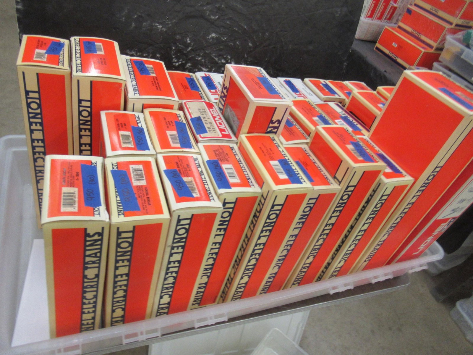 Lionel O Gauge Train Cars in Boxes: Lionel O Gauge Train Cars in Boxes Approx. 30pcs. Incl. Box Cars, Hoppers, Flat Cars, Etc -