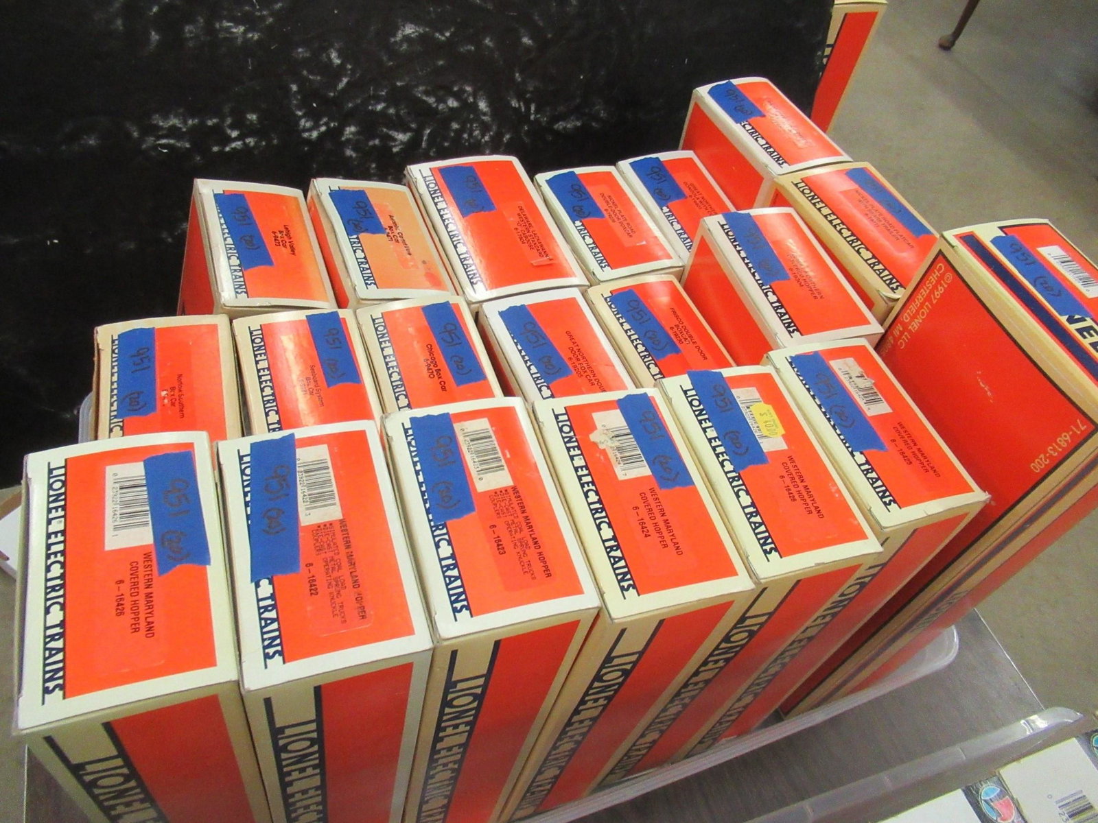 Lionel O Gauge Train Cars in Boxes: Lionel O Gauge Train Cars in Boxes Approx. 20pcs incl Box Cars, Hoppers, Caboose, Etc -