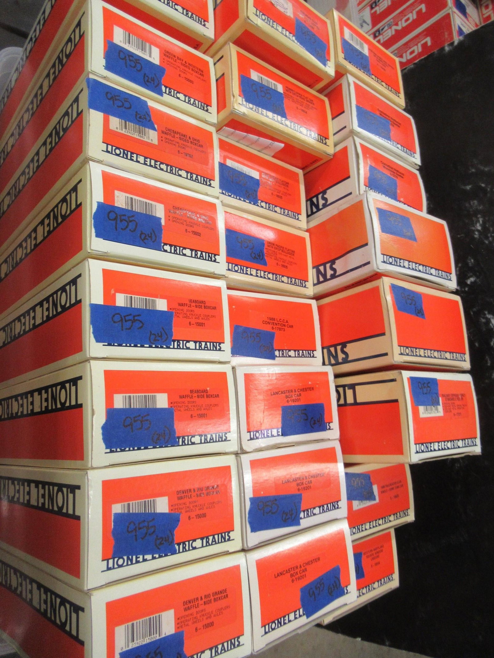 Lionel Train Cars in Boxes: Lionel Train Cars in Boxes Approx. 24pcs incl Box Cars, Flat Cars, Reefers -