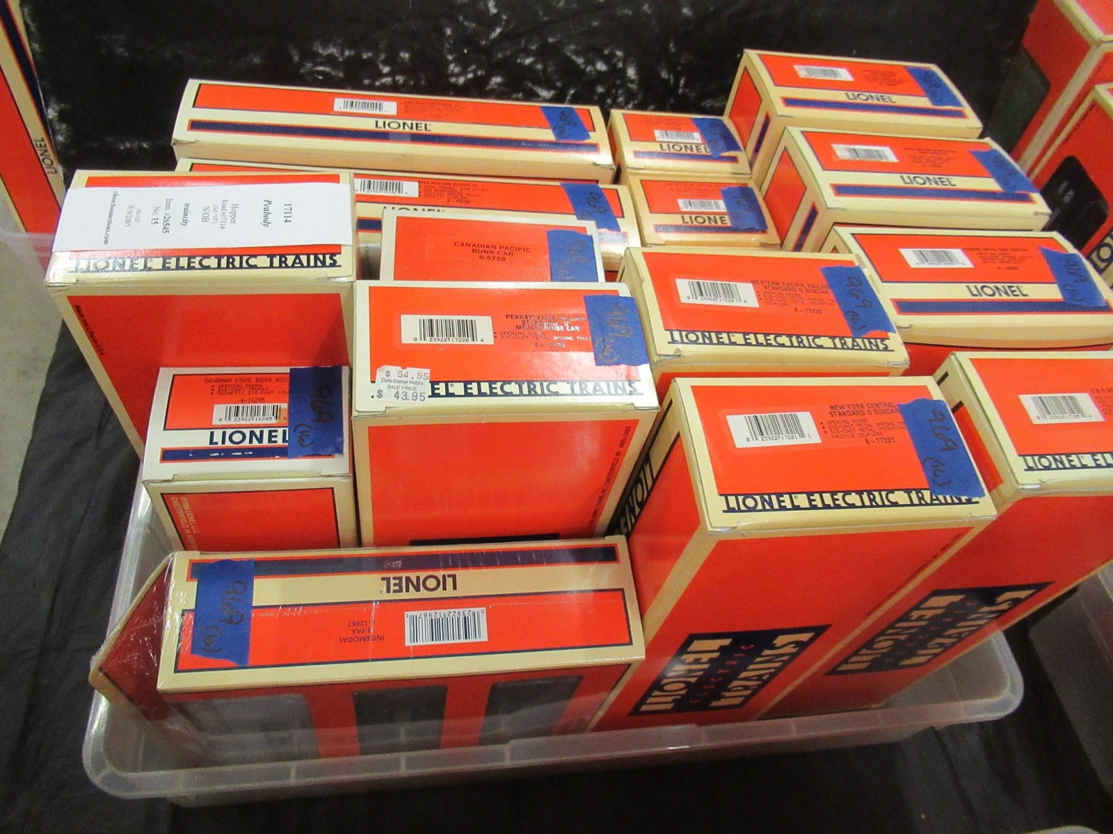 Lionel Train Cars in Boxes: Lionel Train Cars in Boxes, Approx. 16 pcs incl. Box Cars, Hoppers, Etc -