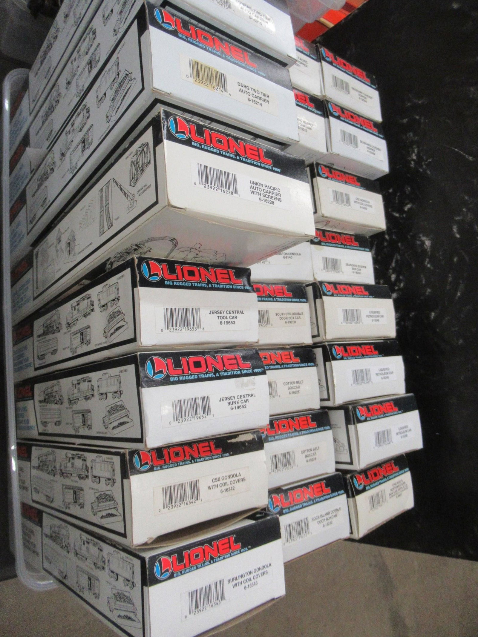 Lionel Train Cars in Boxes: Lionel Train Cars in Boxes Approx. 24pcs incl. Auto Carrier, Gondola, Hopper, etc -