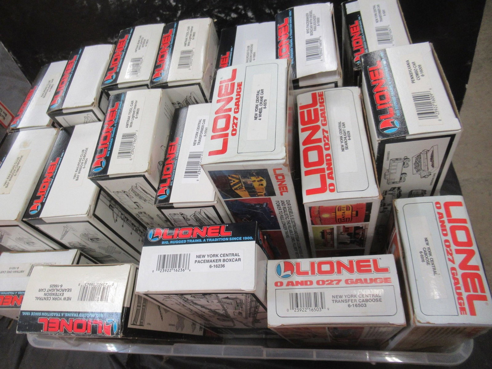 Lionel Train Cars in Boxes: Lionel Train Cars in Boxes Approx. 19pcs incl Tool Cars, Bunk Cars, Caboose, Etc -