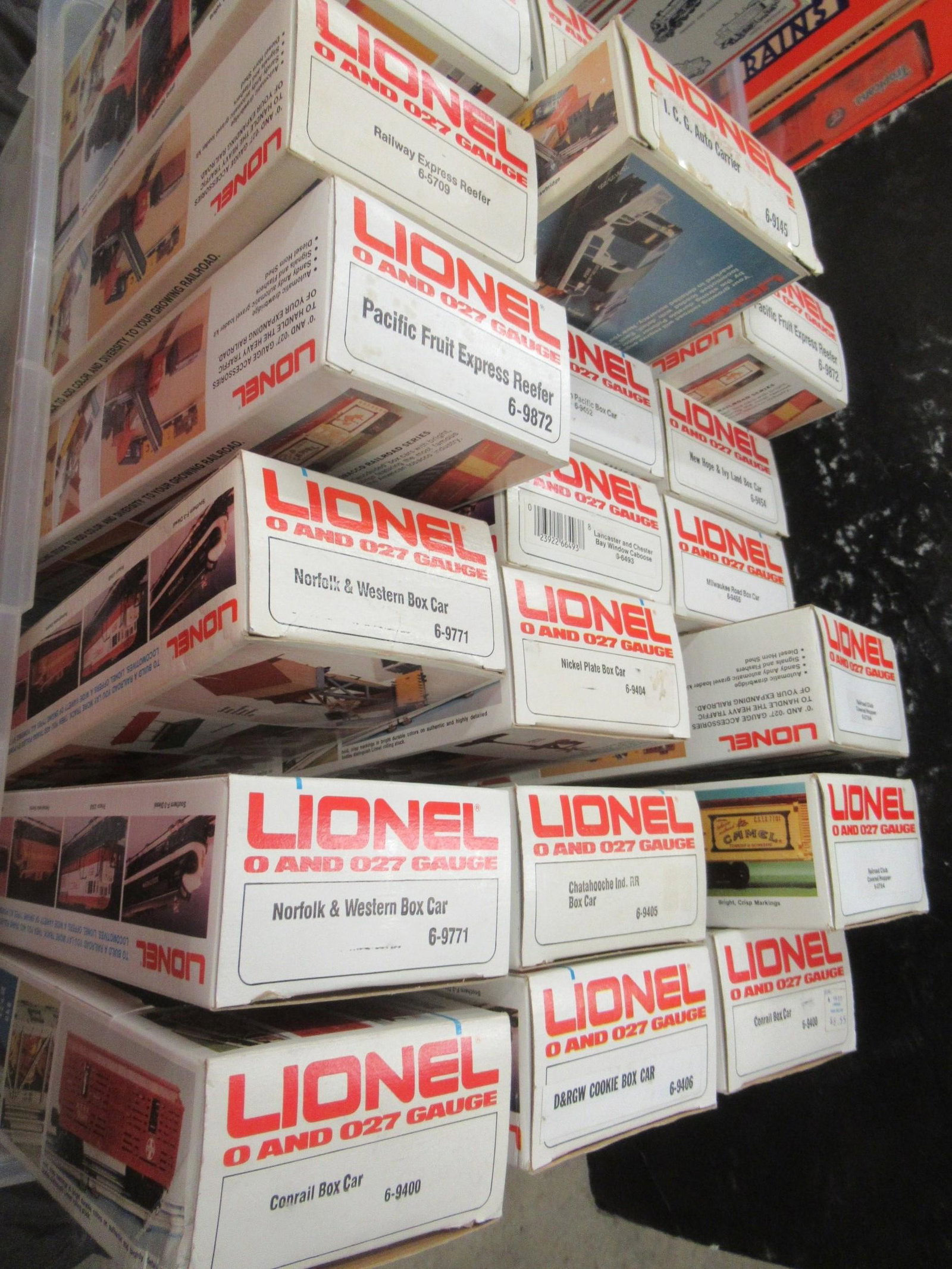 Lionel Train Cars in Boxes: Lionel Train Cars in Boxes Approx. 23 pcs. Incl. Box Cars, Hoppers, Reefer -