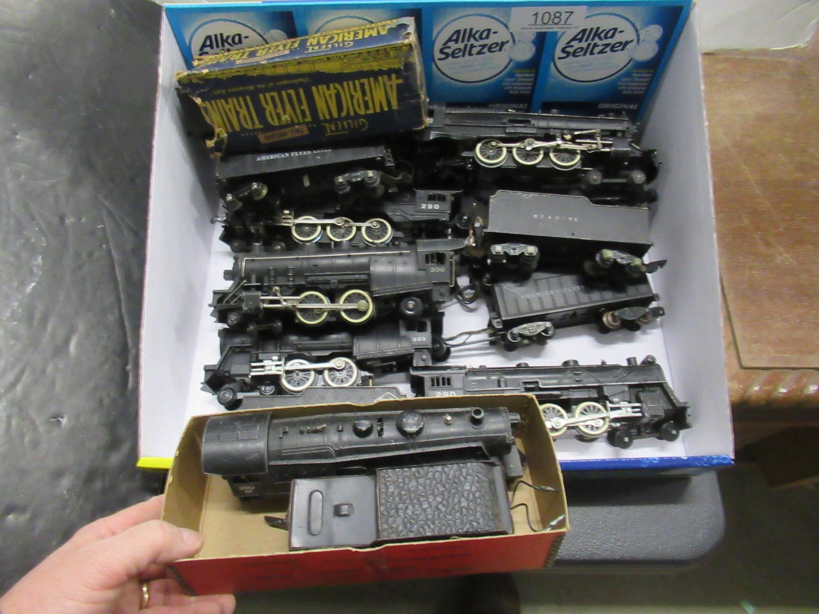 Lot of American Flyer Engines and Tenders: Lot of American Flyer Engines and Tenders, Approx. 17 pcs -