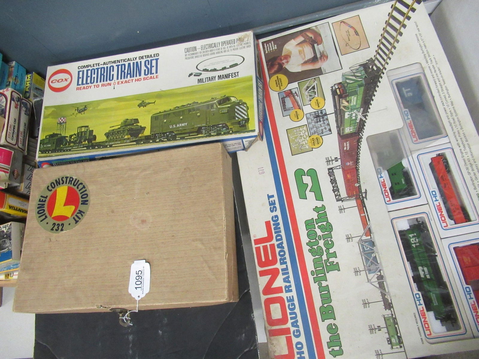 Lionel HO Gauge Train Set, Electric Train Set etc: Lionel HO Gauge Train Set, Electric Train Set, John Deere HO Scale Train Set, Etc -