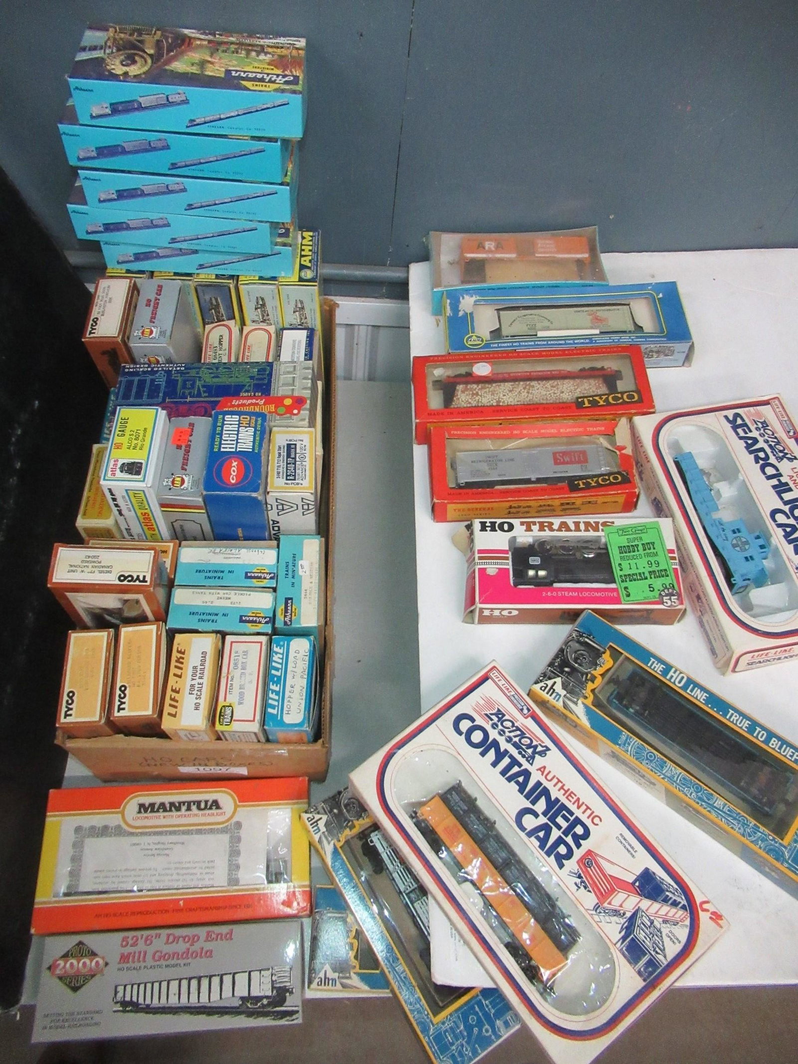 2 Boxes HO Trains in Boxes: 2 Boxes HO Trains in Boxes incl. Athearn, Life-Like, AHM, Etc -