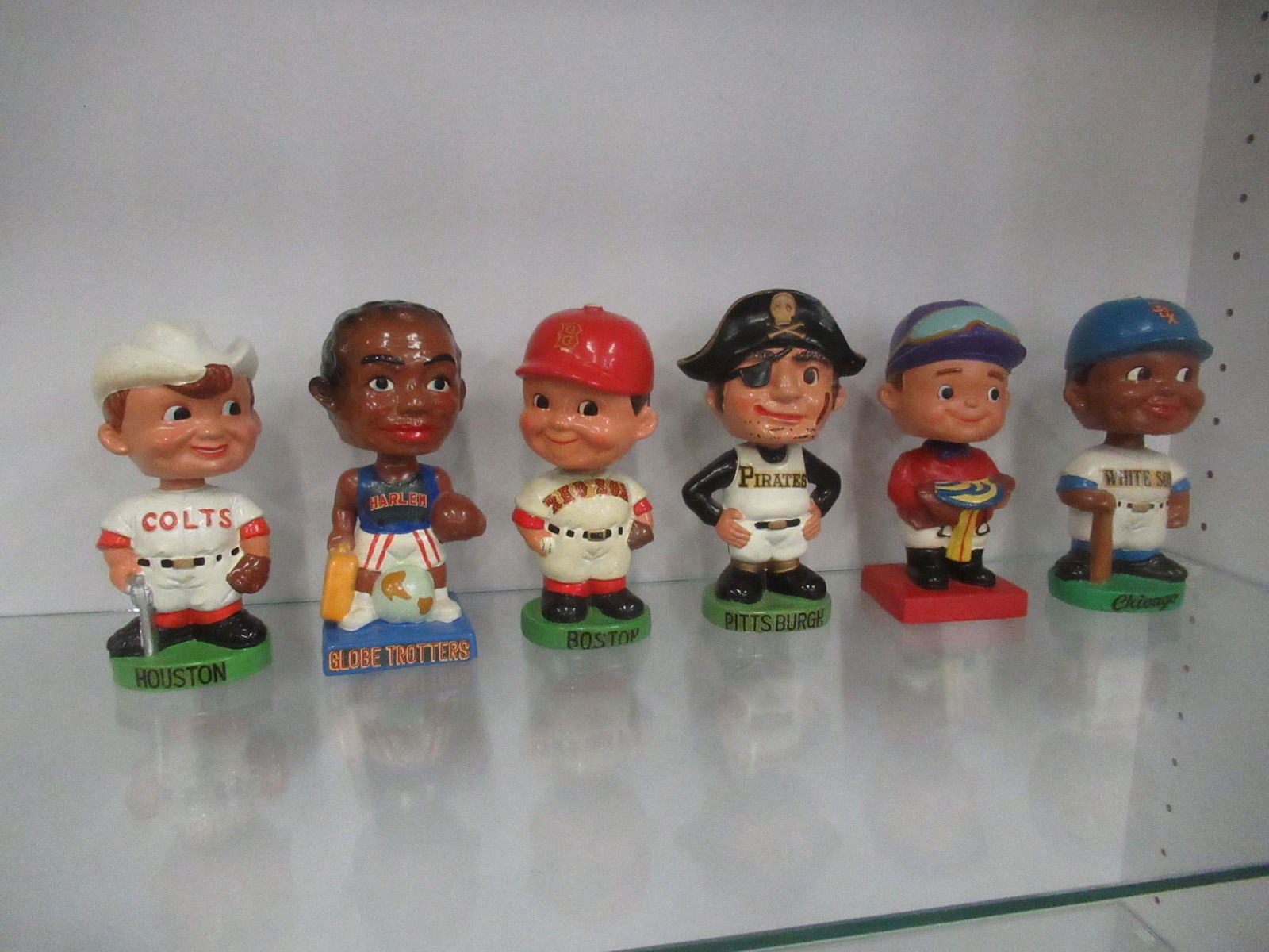 Box Lot with 6 Bobbleheads from 1960 (1 of 12)
