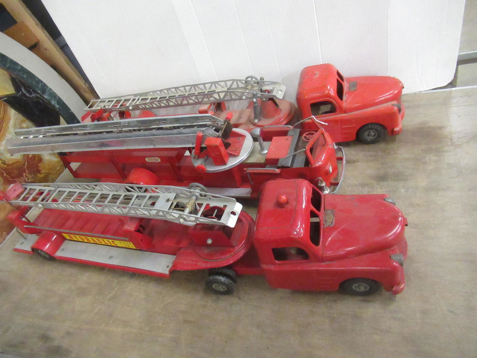 3 Metal Firetrucks incl 2 Structo and 1 Model (1 of 2)