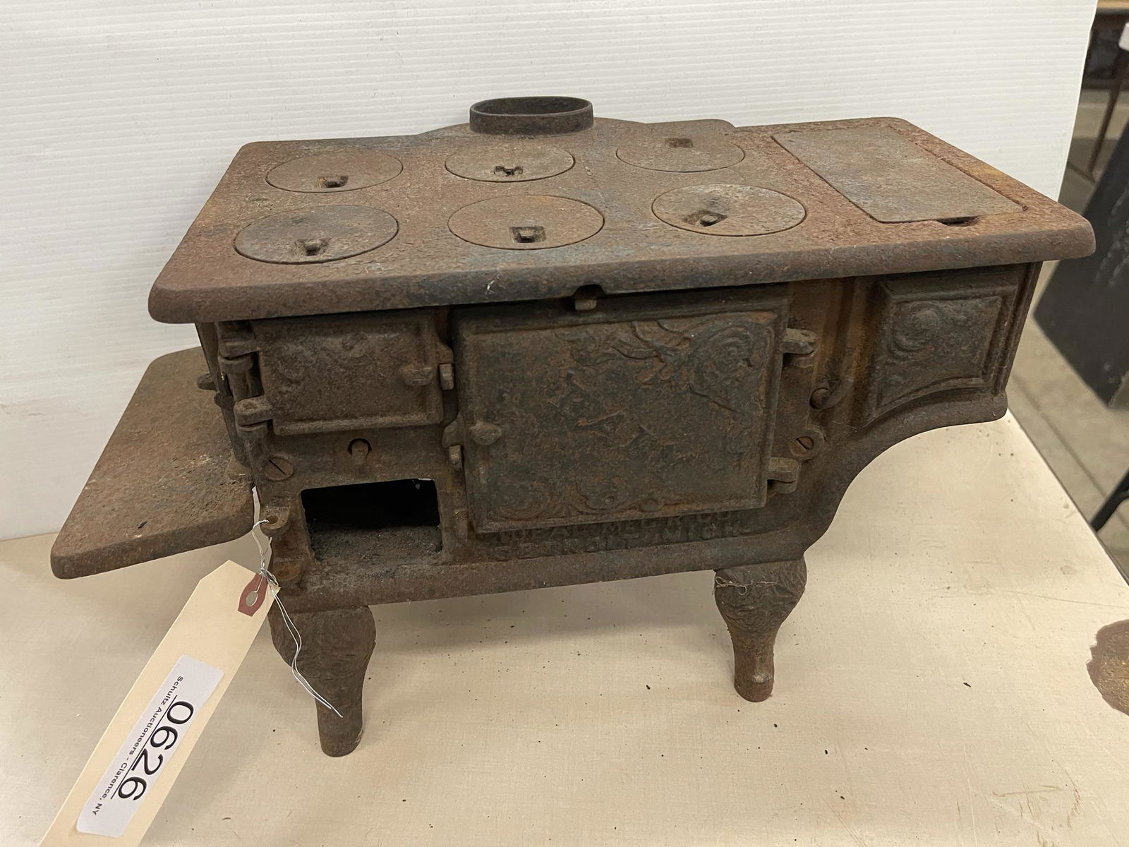 Miniature Cast Iron Stove: Miniature Cast Iron Stove - Approx 9 x 16 x 9
