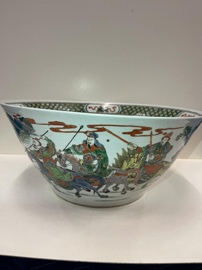 Large Chinese Bowl Decorated with Warriors (1 of 9)